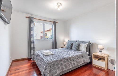 Canico Apartamento | Cozy Seaside Cottage Ocean Views and Near Beach