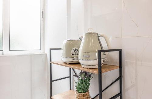 Canico Apartamento | Cozy Seaside Cottage Ocean Views and Near Beach