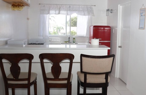 Dickenson Bay Condominio | Cozy Seaside studio condo with Balcony, AC and WiFi in awesome Antigua