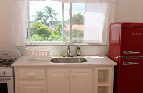 Dickenson Bay Condominio | Cozy Seaside studio condo with Balcony, AC and WiFi in awesome Antigua