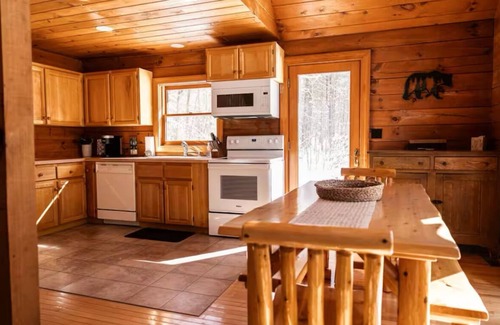Bodines Cabina | Cozy Secluded 3 BR Log Cabin with Hot Tub and Wood Burning Fireplace!