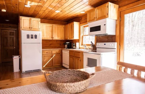 Bodines Cabina | Cozy Secluded 3 BR Log Cabin with Hot Tub and Wood Burning Fireplace!