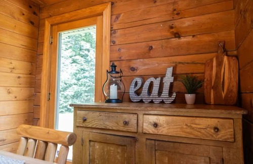 Bodines Cabina | Cozy Secluded 3 BR Log Cabin with Hot Tub and Wood Burning Fireplace!