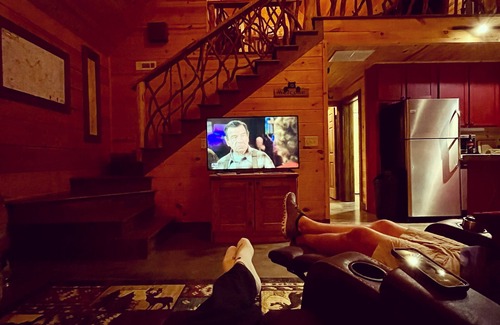 Rabun Gap Cabina | Cozy secluded creekside cabin, wood burning fireplace, seasonal Mountain Views.