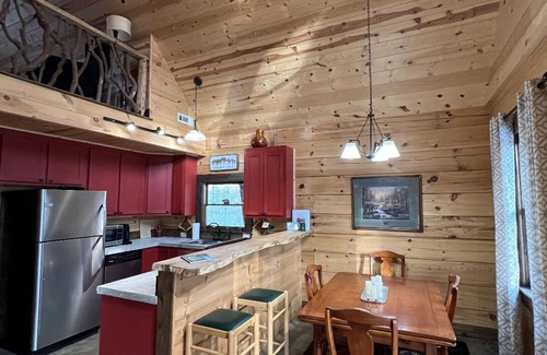 Rabun Gap Cabina | Cozy secluded creekside cabin, wood burning fireplace, seasonal Mountain Views.