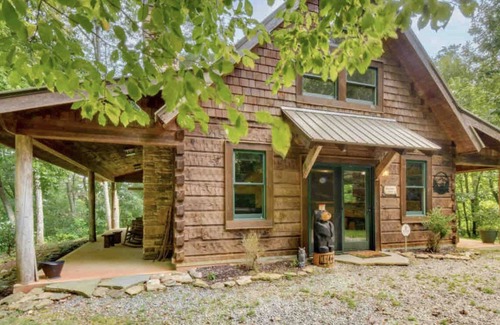 Rabun Gap Cabina | Cozy secluded creekside cabin, wood burning fireplace, seasonal Mountain Views.