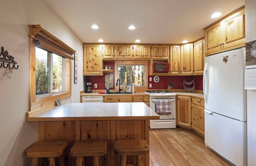 Stevensville Casa | Cozy, secluded log cabin and bunk house w/ mountain views in Stevensville, MT