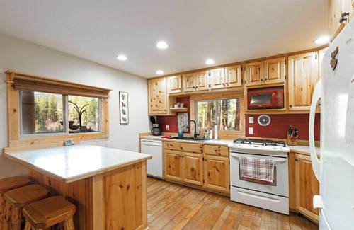 Stevensville Casa | Cozy, secluded log cabin and bunk house w/ mountain views in Stevensville, MT