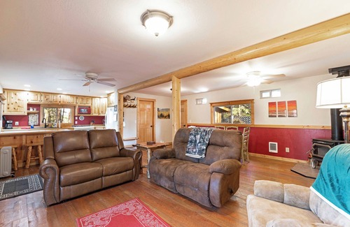 Stevensville Casa | Cozy, secluded log cabin and bunk house w/ mountain views in Stevensville, MT