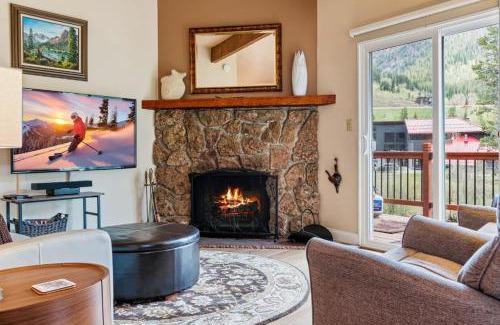 Vail Casa | Cozy Secluded Riverfront Cabin Fireplace Parking