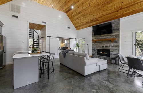 Pickens Cabina | Cozy serene couples cabin w Hot Tub/great location