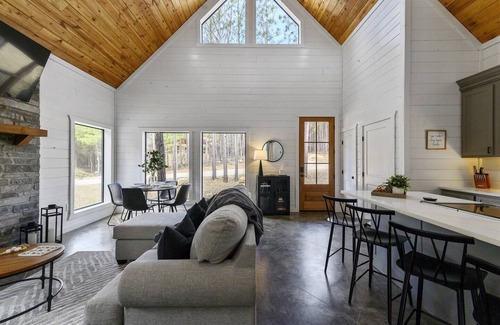 Pickens Cabina | Cozy serene couples cabin w Hot Tub/great location
