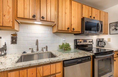 Seven Springs Condominio | Cozy Seven Springs 1 Bedroom Deluxe Condo with Private Deck by RedAwning - Save 10% on 3 Nights, 15% on 5 Nights!