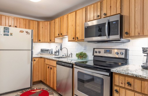 Seven Springs Condominio | Cozy Seven Springs 1 Bedroom Deluxe Condo with Private Deck by RedAwning - Save 10% on 3 Nights, 15% on 5 Nights!