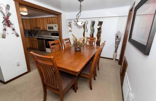 Seven Springs Condominio | Cozy Seven Springs 1 Bedroom Deluxe Condo with Private Deck by RedAwning - Save 10% on 3 Nights, 15% on 5 Nights!