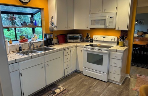 Del Monte Forest Casa | Cozy Single Level Patio Home in Del Monte Forest, Walk to Beach. Pet friendly