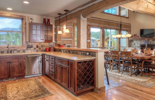 Powder Ridge Cabina | Cozy Ski In/Out Mountain Retreat! Amazing Views, Private Deck, Grill, Fire Pit +