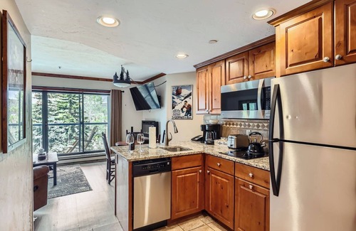 Peak 9 Apartamento | Cozy Ski-In/Out Studio In Building 4 | Kitchen | Dog Friendly