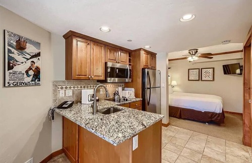Peak 9 Apartamento | Cozy Ski-In/Out Studio In Building 4 | Kitchen | Dog Friendly