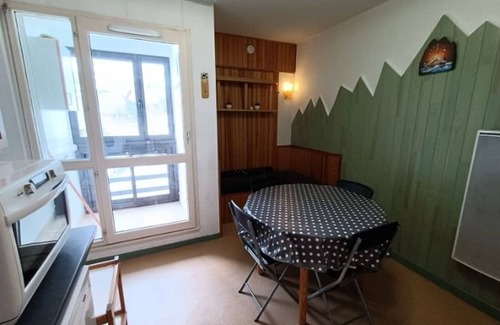 Arette Apartamento | Apartamento acogedor cerca de pistas de esquí, para 6 personas con balcón, ascensor y parking gratuito.