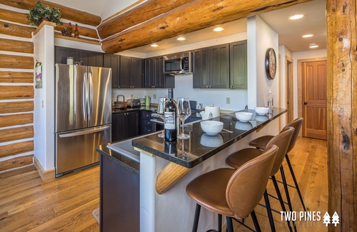 Powder Ridge Cabina | *Pet Friendly* Ski-In/Ski-Out Cabin W/ Hot Tub & Mountain Views