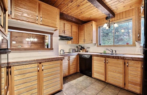 Morin Heights Casa | Cozy ski retreat surrounded by mountains. Family size house with all aminities.