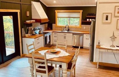 East Kootenay Chalet De Esquí | Cozy Ski Retreat with Moutain View/Ski In Property/Hot tub/5 mins to the Lifts