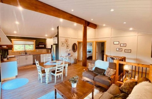 East Kootenay Chalet De Esquí | Cozy Ski Retreat with Moutain View/Ski In Property/Hot tub/5 mins to the Lifts