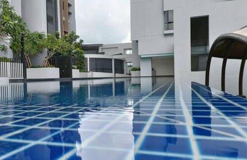 Bukit Indah Apartamento | Cozy Sky Trees 4 Guests, Balcony, Netflix and Big TV A08