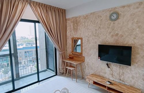 Bukit Indah Apartamento | Cozy Sky Trees with Balcony, Smart TV , Aeon & Pool
