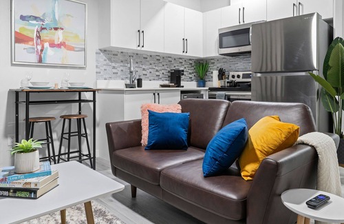 Northwest Edmonton Casa | Cozy | Sleeps 10 | AC | FirePlace | Near West Edmonton Mall |King Bed