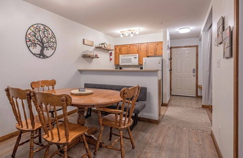 Silver Star Mountain Condominio | Slopeside 1 bedroom + alcove Creekside condo with full kitchen & gas fireplace.