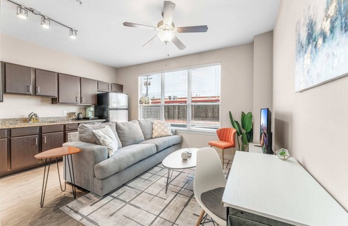 Pleasant Valley Apartamento | Cozy SoCo 1BR King Suite w/ GymPickleballLaundry