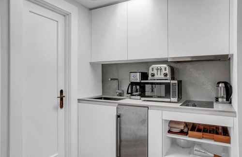 Columbus Apartamento | Cozy South End Studio near T, Shops + Dining, by Blueground
