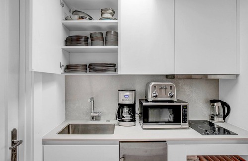 Columbus Apartamento | Cozy South End Studio near T, Shops + Dining, by Blueground