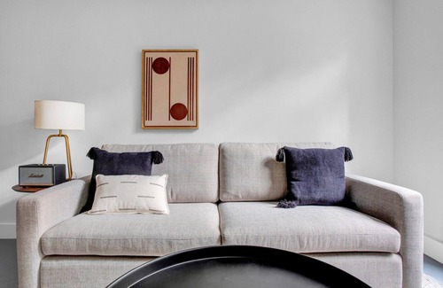 Columbus Apartamento | Cozy South End Studio near T, Shops + Dining, by Blueground