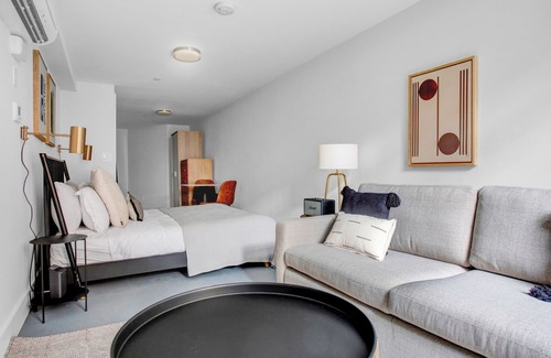 Columbus Apartamento | Cozy South End Studio near T, Shops + Dining, by Blueground