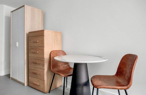 Columbus Apartamento | Cozy South End Studio near T, Shops + Dining, by Blueground