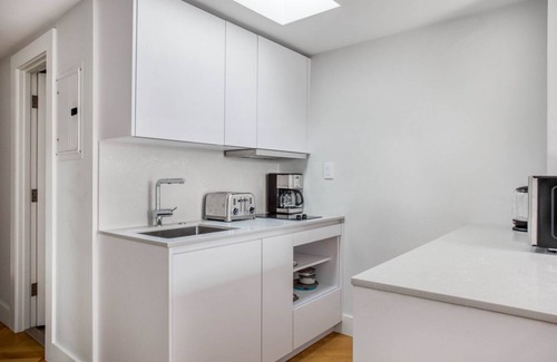 Columbus Apartamento | Cozy South End Studio near T, Shops + Dining, by Blueground