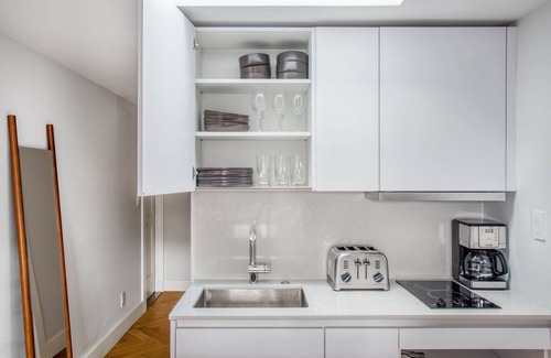 Columbus Apartamento | Cozy South End Studio near T, Shops + Dining, by Blueground