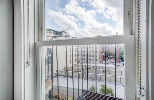 Columbus Apartamento | Cozy South End Studio near T, Shops + Dining, by Blueground