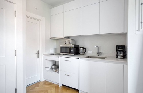 Columbus Apartamento | Cozy South End Studio near T, Shops + Dining, by Blueground