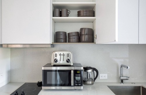Columbus Apartamento | Cozy South End Studio near T, Shops + Dining, by Blueground