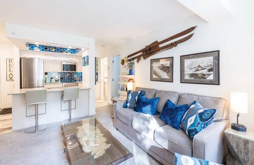 Upper Village Apartamento | Cozy & Spacious 1BR:Sleeps 4,Pool, Hottub, Sauna, Walk to Shops, Restaurants & Trails!