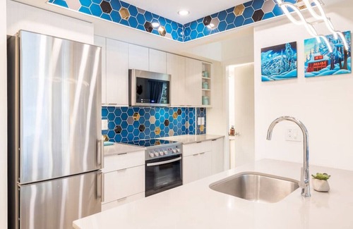 Upper Village Apartamento | Cozy & Spacious 1BR:Sleeps 4,Pool, Hottub, Sauna, Walk to Shops, Restaurants & Trails!