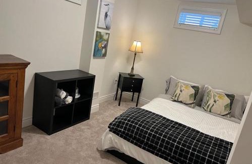Brampton Villa | Cozy, Spacious 2 bdrm basement apartment with kitchenette, sleeps up to 5