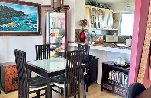 McCully - Moiliili Condominio | Cozy Spacious 2Bedroom 1 Bathroom, close to BEACH and FREE Parking!