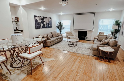 Sawtelle Condominio | Cozy & Spacious 2BR/2BA Pet-Friendly Haven in Los Angeles