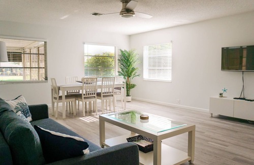 Oakland Hills Casa | Cozy & Spacious 2BR/2BA Gem in Sunshine State, close to the beach