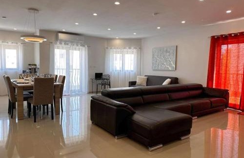 Marsaxlokk Casa | Cozy, Spacious 3 Bedroom Maisonette, 6 to 9 ppl, 1 min walk from Seafront